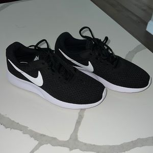 Nike Tanjun Women’s Sneakers